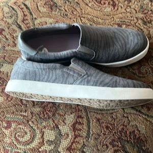 Dr Scholl’s shoes sustainable comfort, size 9.5 light and dark gray print